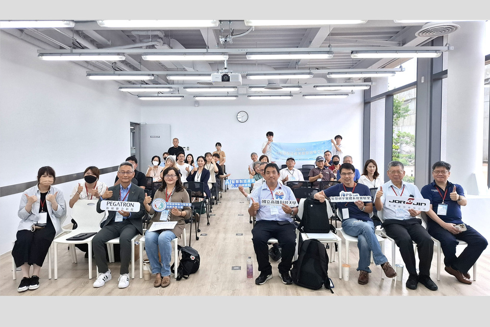 與會嘉賓共同合影，象徵產官學攜手推動AI智慧製造發展的新里程。