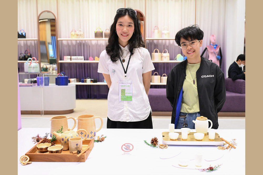 高科大工業設計系-徐慈迎、廖若妤與泰藝大產品設計系Paranee Maneenum, Sarisa Wongsantativanich等學生，以臺灣與泰國飲茶文化的特色設計茶具組