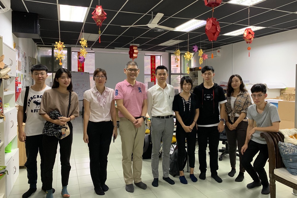 高科大工業設計系師生七人與實習企業負責人鄭良森先生及鄭筑嬣小姐合影。圖中人物自左至右為工設系學生邱偲愷、林文心、企業實習計畫主導者鄭筑嬣小姐、工設系張祥唐副教授、企業負責人鄭良森先生、學生童欣、劉奕辰、林意慈與顧志方（圖／張祥唐副教授提供）