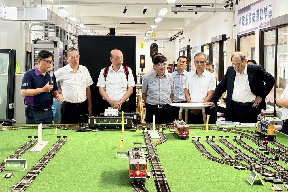 高科大李嘉紘副校長(左四)及陪同臺北捷運公司團隊參訪鐵道技術研發中心。