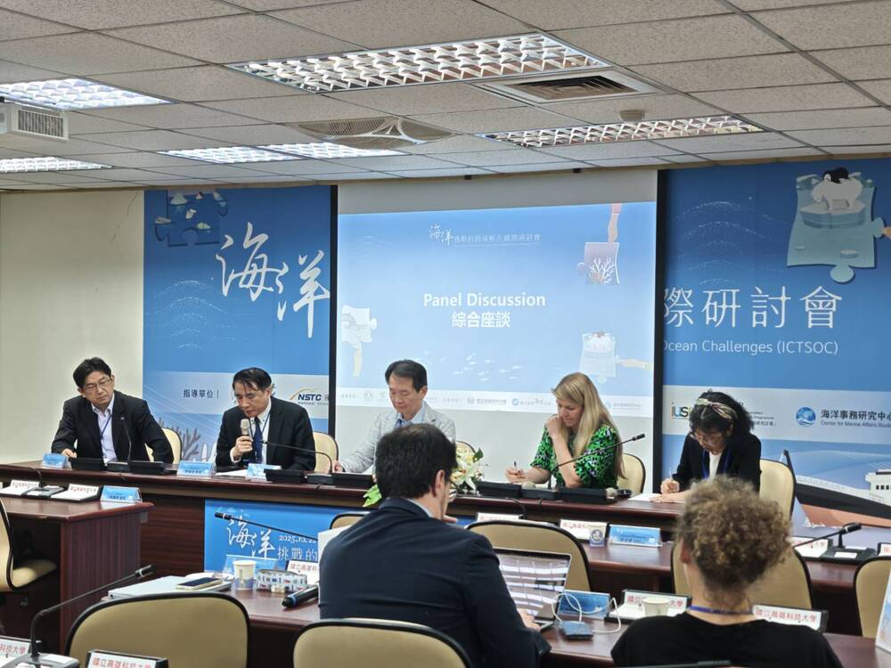 台海大校長許泰文與高科大吳忠信副校長與在場專家學者與談。