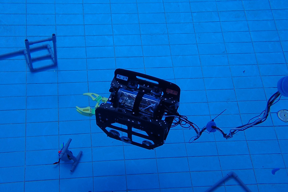 自製水下機器人 ROV Houjing (後勁號)執行水下競賽任務