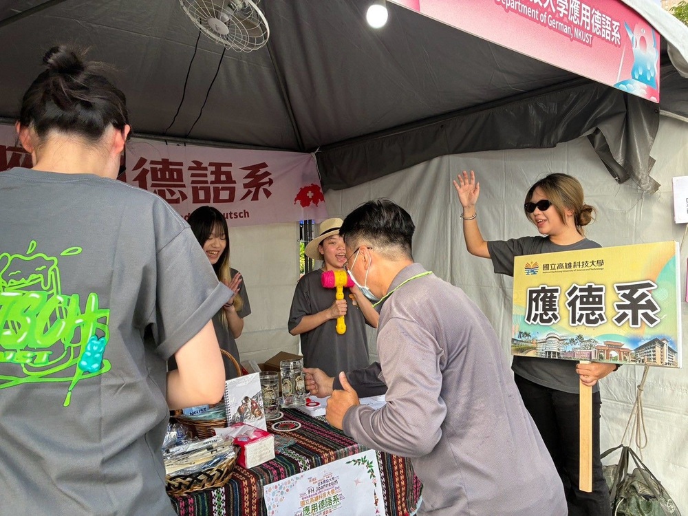 學以致用！高科大應用德語系同學將德國文化應用在遊戲中，讓參觀民眾更加認識德國文化(1)。