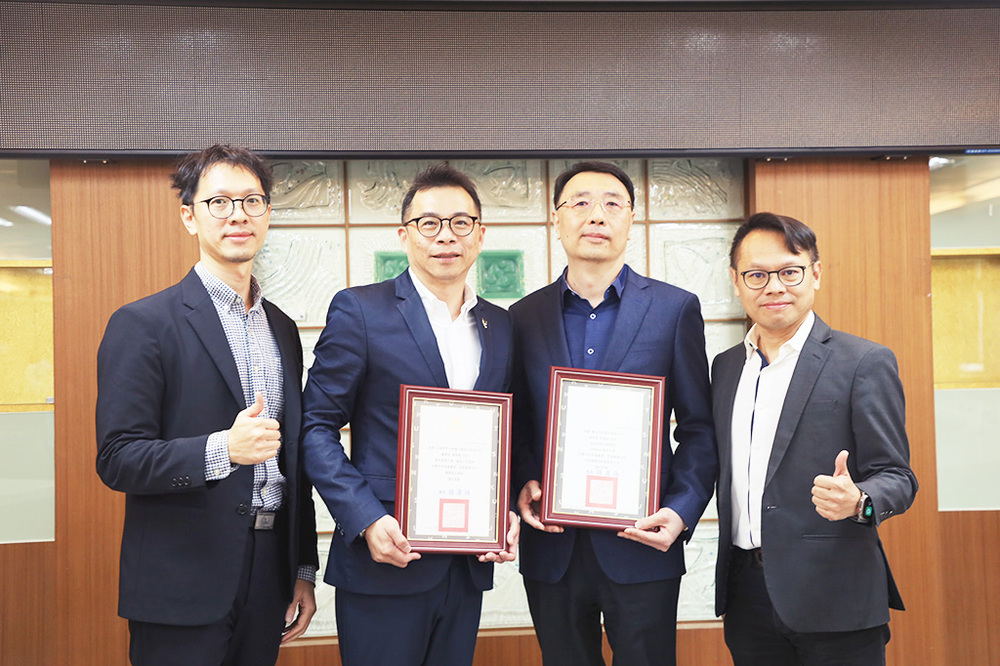 擁有高階工業軟體產品的西門子軟體工業股份有限公司 (由董事長陳晧璋代表，左二)，與擁有大量產業服務經驗的睿志科技 (由總經理林建信代表，右二)，攜手與高科大模具系簽署產學合作案，共同延續台灣製造業的人才優勢，滿足數位化、智慧化的轉型趨勢並建構模具系校內訓練課程。右一為高科大副校長郭俊賢代表簽署合作備忘錄，左一為模具系主任歐士輔。