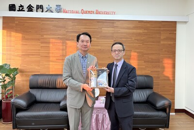 高科大校長吳忠信(左)率師長團於10月16日拜訪國立金門大學校長洪集輝(右),透過交流增進兩校情誼,並為未來教育交流與人才培育合作建立良好基礎。