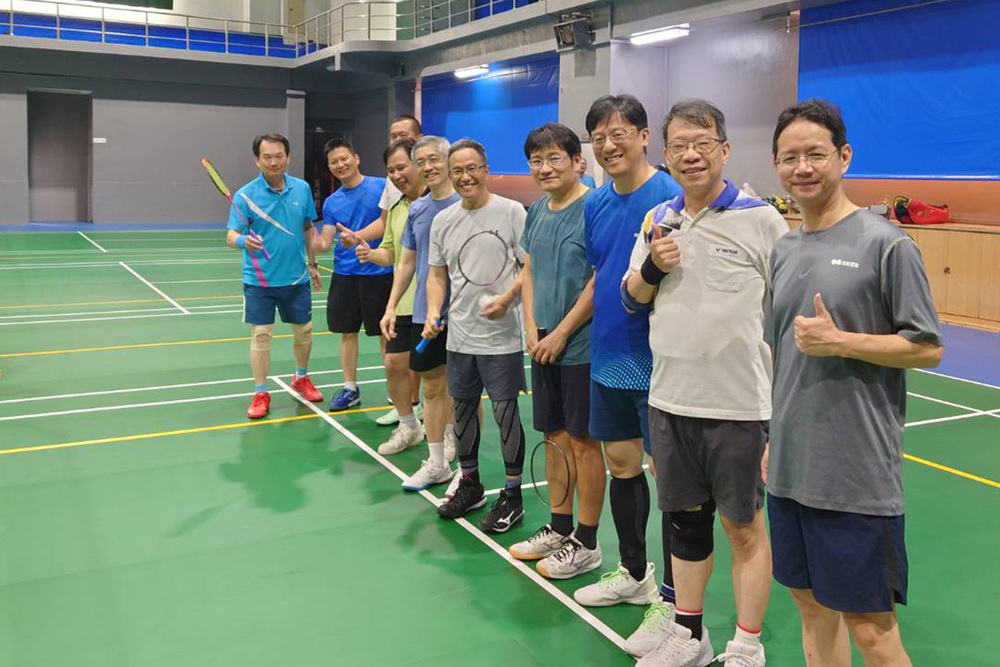 高科大吳忠信校長（左一）與參與教職員組隊參賽，場上奮力拚搏、場下交流互動，凝聚團隊向心力與校園運動風氣。