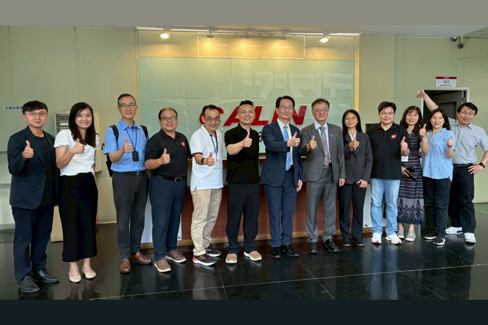高科大校長吳忠信（左7）率校內主管拜訪校友企業佳凌科技，雙方就AI、高效能運算（HPC）、CoWoS、CPO等半導體前瞻技術，以及產學合作、人才培育等議題深入交流，攜手布局半導體創新研發合作。