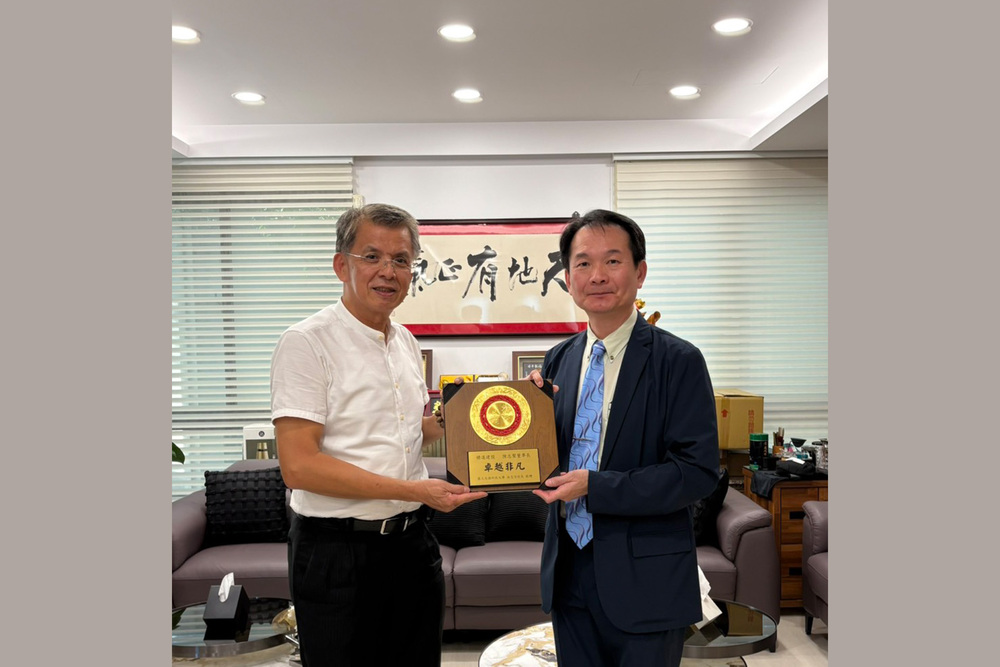 高科大校長吳忠信（右）與精湛建設校友陳志聲（左）合影。陳志聲學長贊助本校中區校友會感恩餐會，持續支持校友活動與母校發展，展現校友回饋母校的深厚情誼。