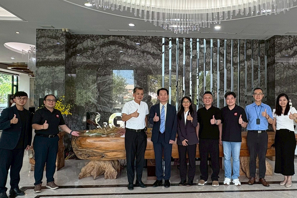 高科大校長吳忠信（右6）率校內主管拜訪校友企業精湛建設，雙方針對校園空間活化、建物整建再利用及多元合作模式交換意見，並研議導入育成中心等創新合作機制，共同提升校園資源運用效益，促進校園永續發展。