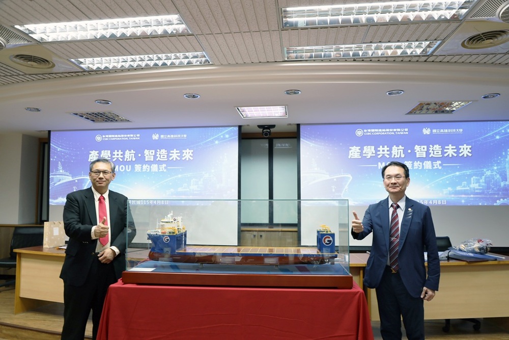 台船董事長陳政宏（左）致贈高科大校長吳忠信（右）紀念船模，象徵雙方合作啟航、未來發展一帆風順。