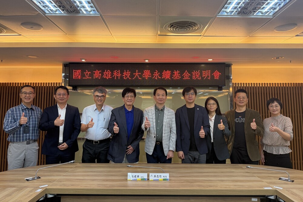 化材系校友張建華（左4）捐贈600萬元支持高科大永續基金，以實際行動回饋母校、拋磚引玉傳遞教育公益理念，支持校務發展及學生獎助，與高科大校長吳忠信（右5）及與會貴賓、校內師長合影留念。