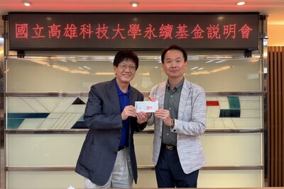 張建華董事長(左)捐贈新臺幣600萬元支持高科大永續基金,持續以實際行動投入教育公益、支持青年人才培育,與高科大校長吳忠信(右)合影留念。