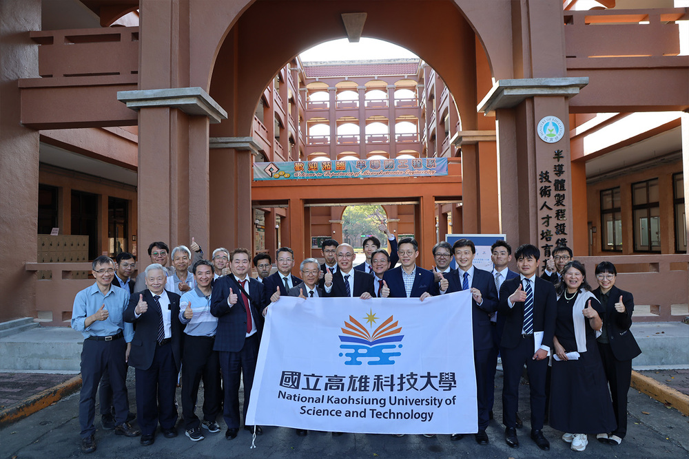 日本三重縣產業代表團17日參訪國立高雄科技大學半導體工程系，並與校方代表合影留念。
