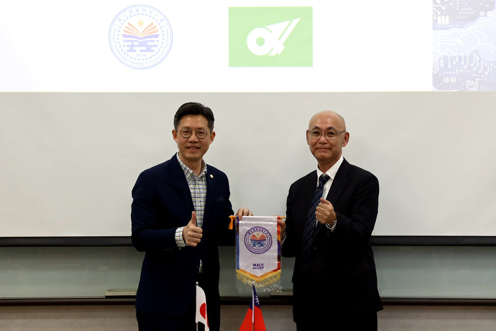 日本三重縣產業代表團訪問高科大半導體工程系，高科大產學營運處林志學產學長（左）與三重縣產業支援中心理事長更屋英洋（右）互贈紀念品。