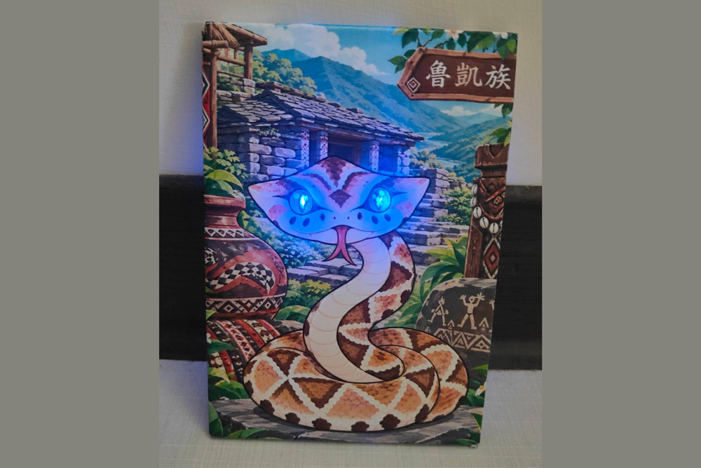 多納國小學童結合魯凱族文化傳說與創能發光電路所製作的作品(部落守護神：發光的蛇王子)