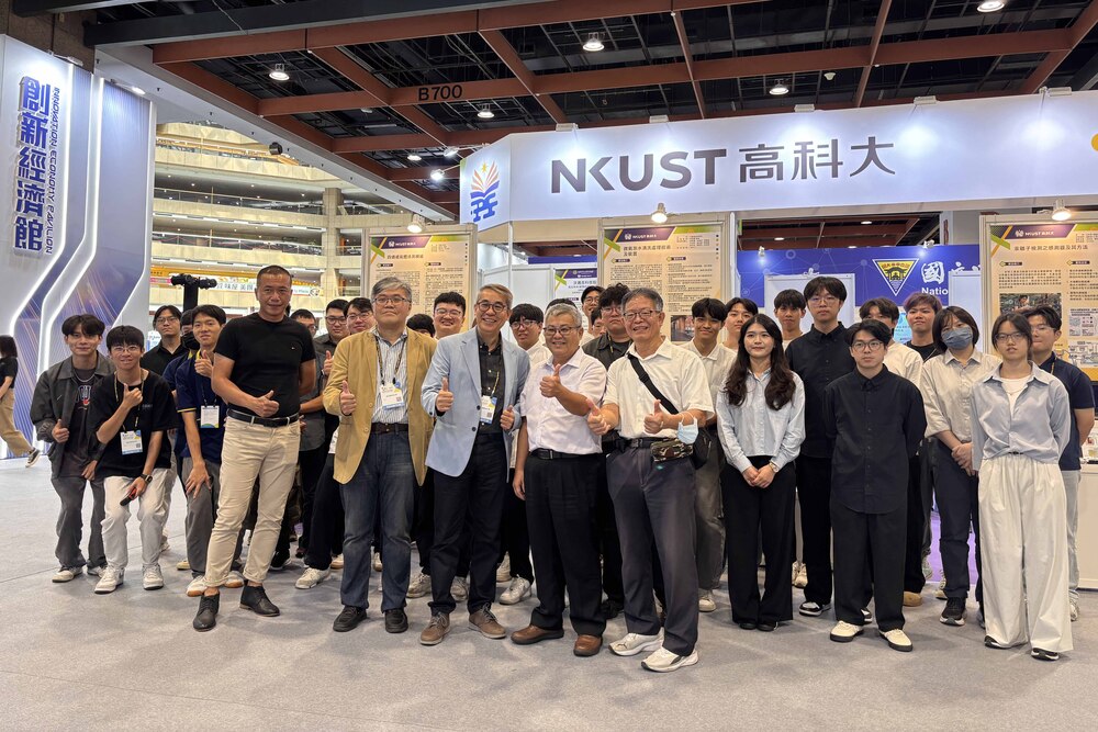 9月17日開幕儀式，參展教授與研發團隊合影，展現團隊合作與創新成果。本次榮獲2金、3銀、2銅的佳績。