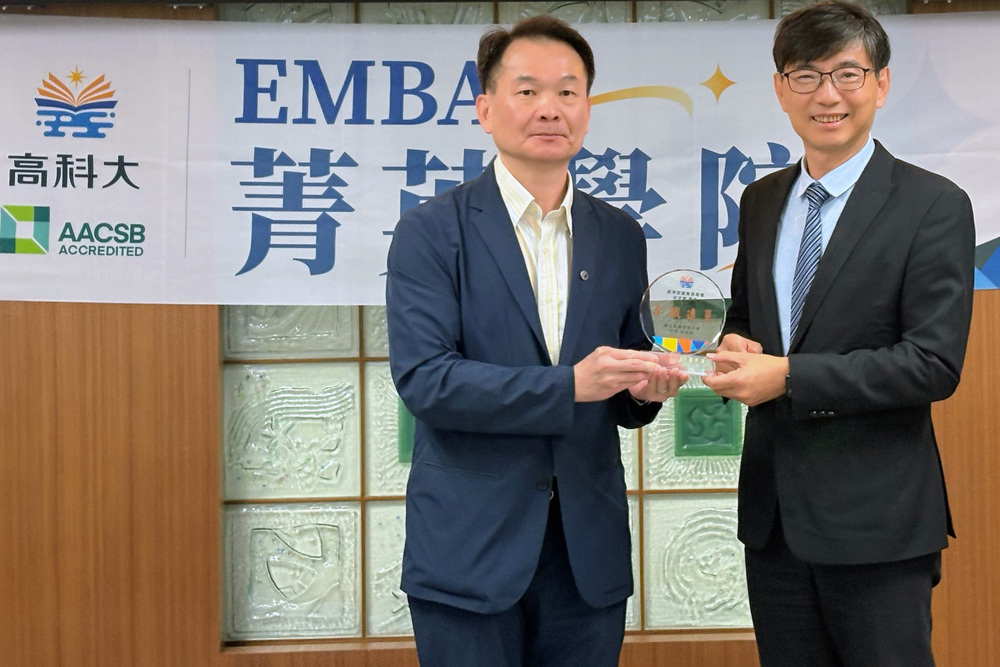 菁英學院第一堂課由高科大吳忠信校長(左)擔任主持人，經濟部產業發展署邱求慧署長(右)擔任首位講座貴賓。
