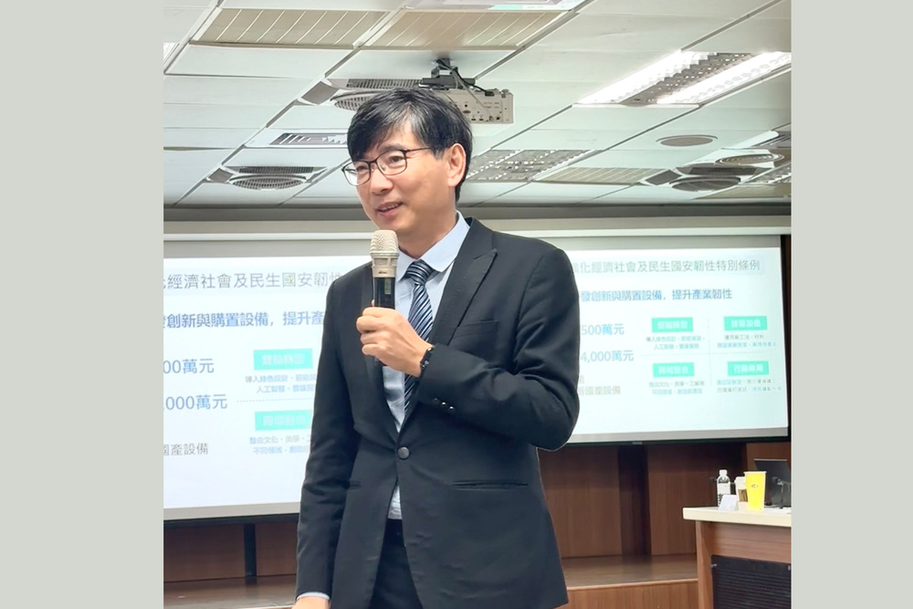 邱求慧署長擔任高科大菁英學院首位講座貴賓，從國際經貿情勢與政策角度與學員分享臺灣產業面對全球局勢變化布局方向。