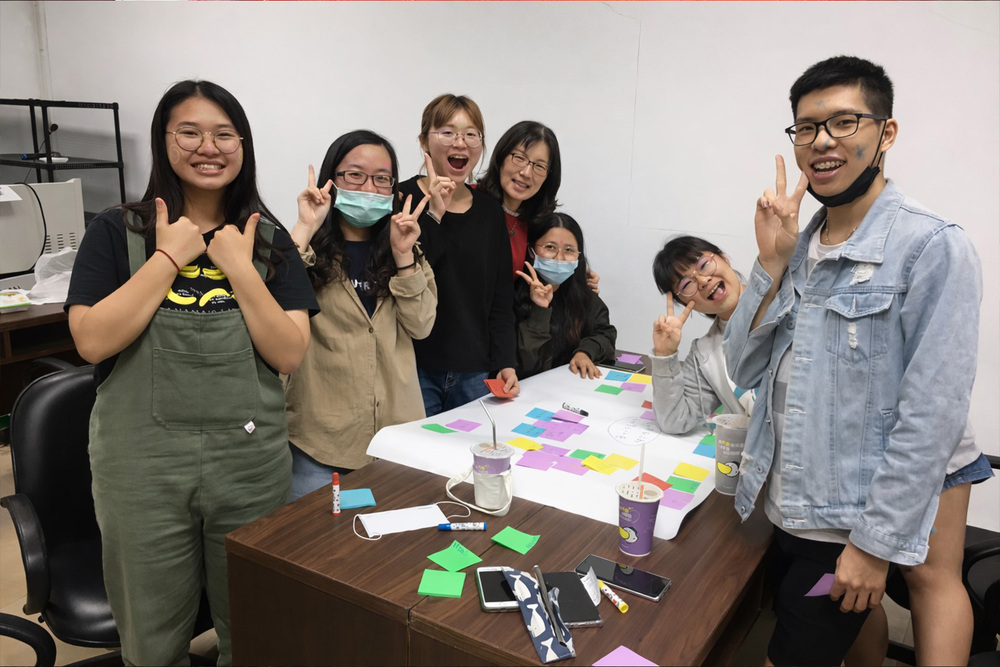 高科大謝淑玲特聘教授(右四)與學生課堂互動，透過創意教學啟發學生潛能，探索知識與實務應用。