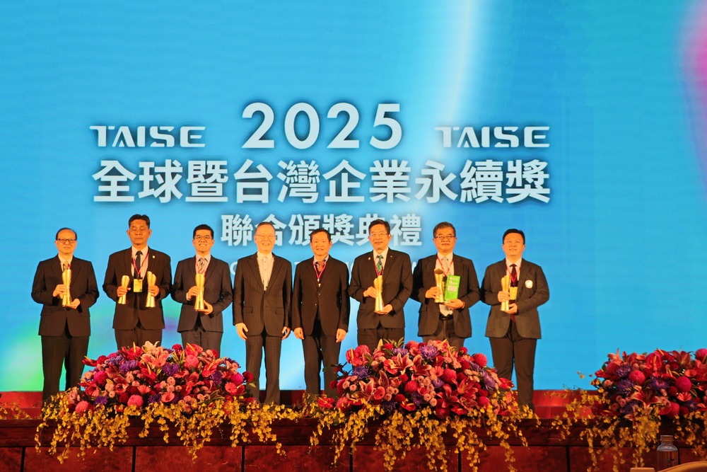 「2025台灣永續大學獎」有四位代表獲頒永續傑出人物獎，圖為受獎者合照，高科大校長楊慶煜(右二)代表受獎，高科大今年風光奪三大獎。右四為頒獎人考試院副院長許舒翔，左四為財團法人台灣永續能源研究基金會(TAISE)董事長簡又新。