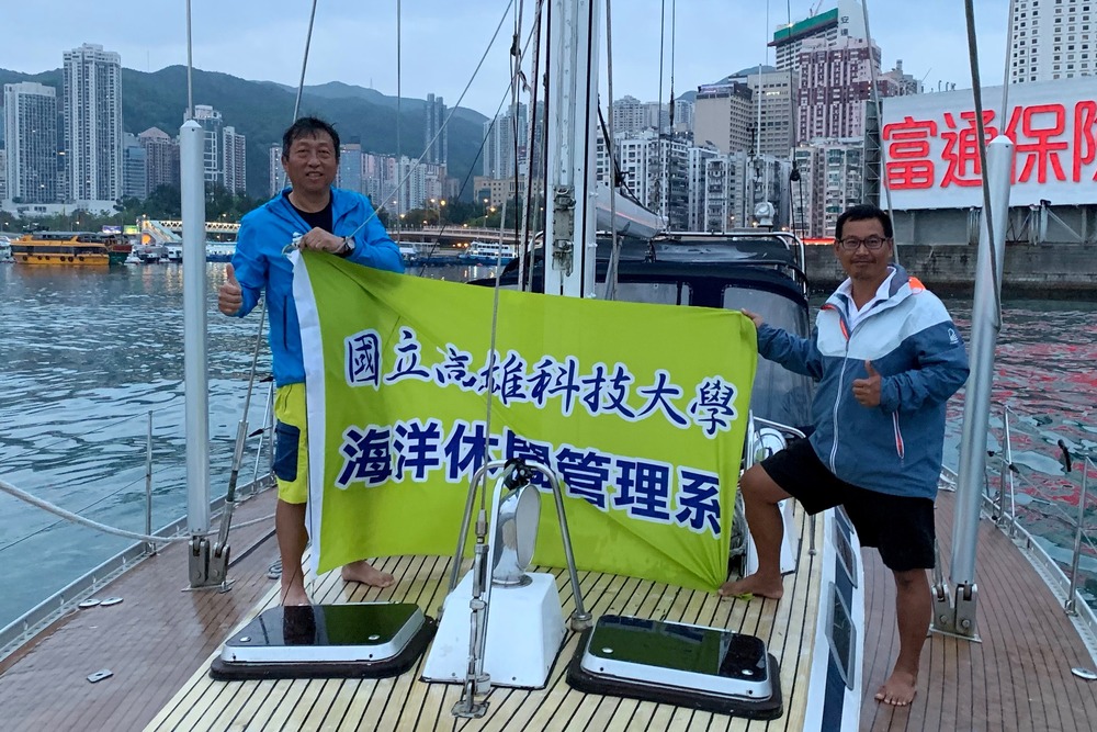 高科大高興一副教授(左)與研究生楊泰嶽(右)返程停靠香港