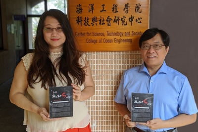 高科大科技與社會研究中心參與製作「打開社會事件S檔案」榮獲金鐘獎肯定(左高科大造船系副教授洪文玲、右造船系副教授王治平)(另開新視窗)