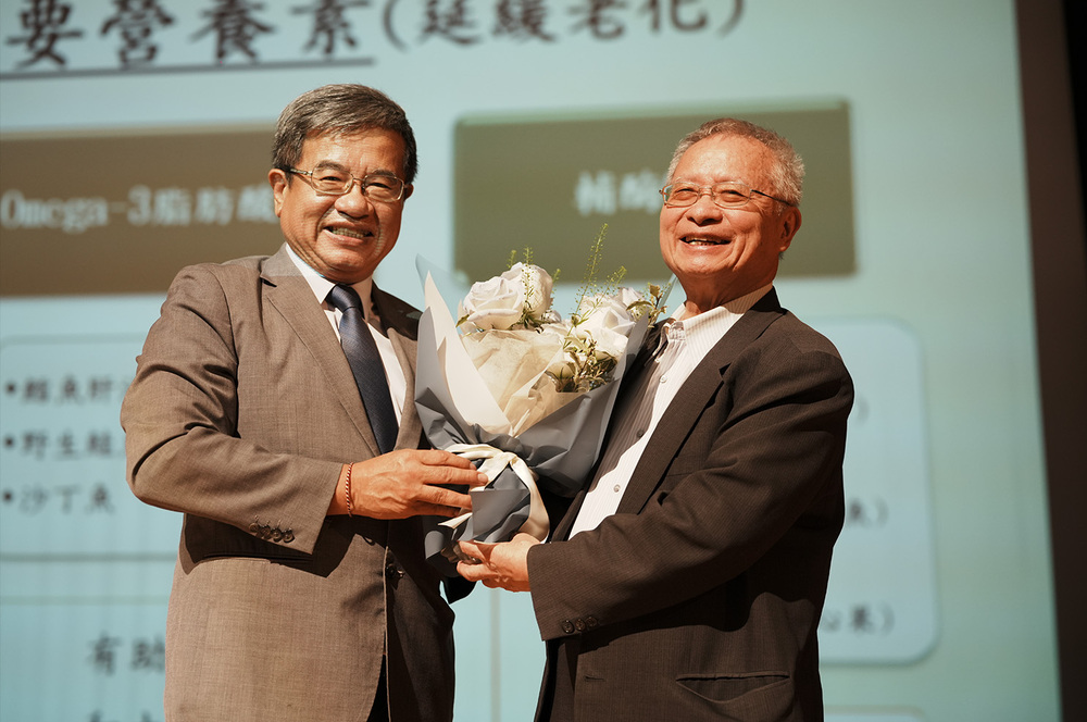 高科大「頂尖學者講座」場場精彩，校長楊慶煜全程聆聽。圖為高科大校長楊慶煜(圖左)於演講後獻花給主講，此為10月15日首場，由林昭庚院士(圖右)以〈我的知識旅程與生命選擇&中西醫結合談養生之道〉講題揭開序幕，分享將現代醫學與傳統智慧結合的實踐歷程，啟發師生思考健康、人生與抉擇之間的深層關係。