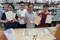 「臺.農.紙」由文化創意產業系副教授楊雅玲、化學工程與材料工程系副教授蔡平賜（右二），共同指導文創系曾鈺卿（左一）、林士恩（右一）及邱彥博（左二）（高科大育成中心提供）