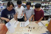 「臺.農.紙」曾將鳳梨加工剩的果皮拿來做手抄紙，成效極好（高科大育成中心提供）