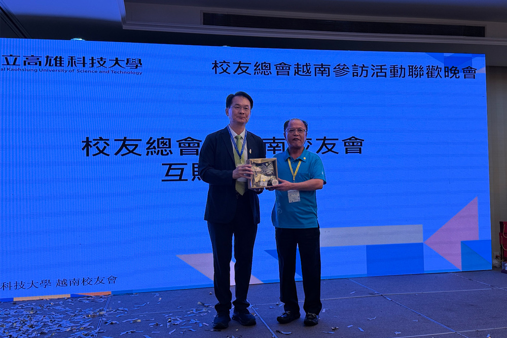 高科大校長吳忠信（左）致贈伴手禮予越南校友會會長鄭文忠（右），感謝校友會長期凝聚旅越校友、協助母校拓展國際合作。