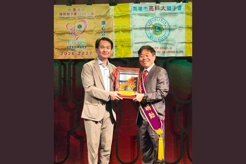 高科大校長吳忠信（左）出席高科大獅子會會長交接典禮，致贈賀禮祝賀新任會長林明勳（右），期勉凝聚校友力量，持續投入公益服務。