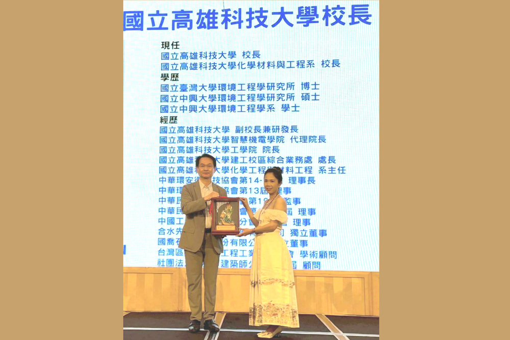 高科大校長吳忠信（左）致贈賀禮予高科大扶輪社新任社長周黃玥琳（右），祝賀社務順利傳承，共同推動公益與永續發展。