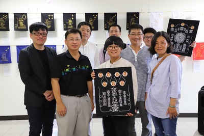 鄭郁璇(中)創作個展高科大登場傳統工藝新生命 女孩的「旗」幻世界(左依序為陳育民老師、人文社會學院李穎杰院長、徐錦成主任)(另開新視窗)
