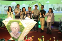 右至左依序台北科大育成中心主任蔡佩芳,雲林科大創意工場主任張登文,勤益科魏裕珍