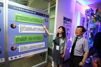 教育部技職司副司長謝淑貞與高科大副校長馮榮豐公布題目