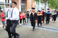 校長楊慶煜與第一校區畢業生進行校園巡禮