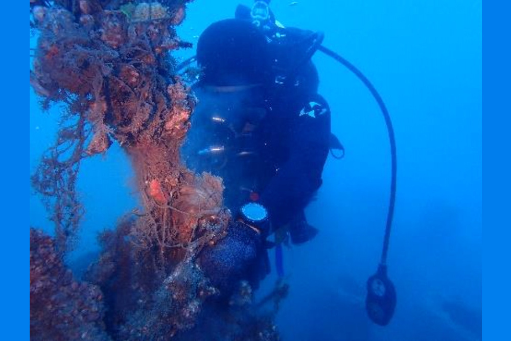 團隊於台 17 線沿海進行海底覆網清除作業，以實際行動守護海岸生態。