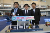 高科大第一校區電子工程系「實務專題競賽－類比組」第一名由郭永超教授指導學生孫宗彣、戴維慶、楊基誠研發「動態充電機器人之即時財報系統」奪下