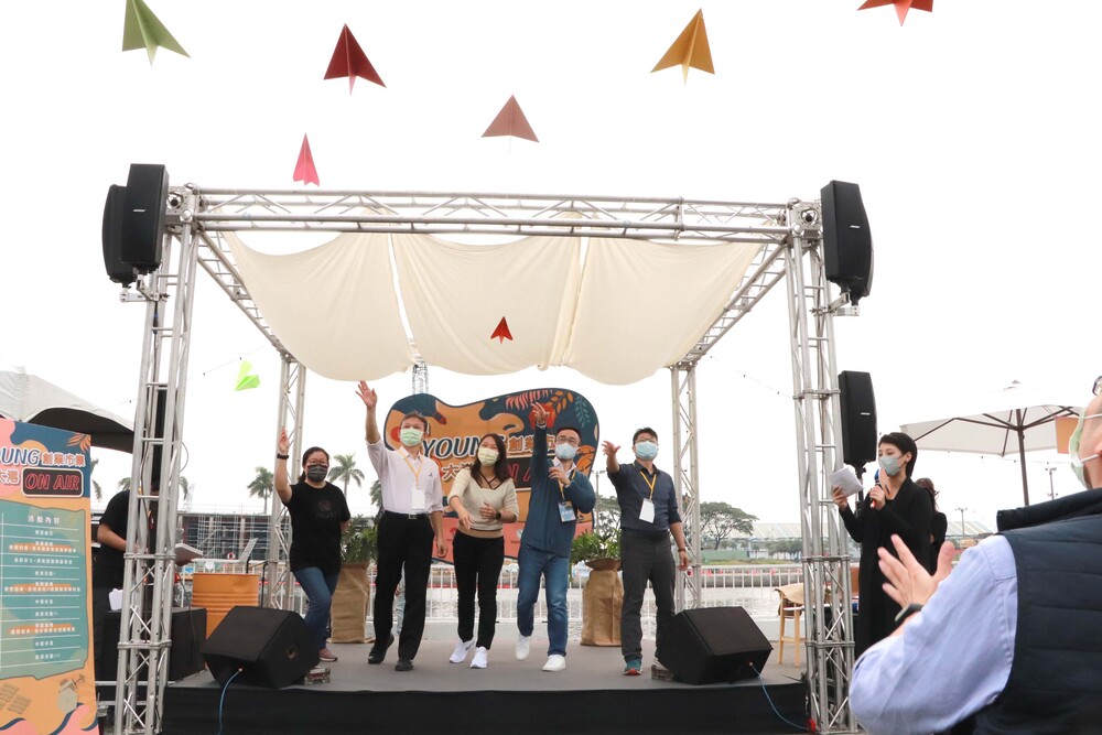 今年的揪young市集以彩色紙飛機象徵「青創造夢、起飛航行」，貴賓代表在微涼的大港邊擲出繽紛的紙飛機，象徵高雄創業青年順利高飛。