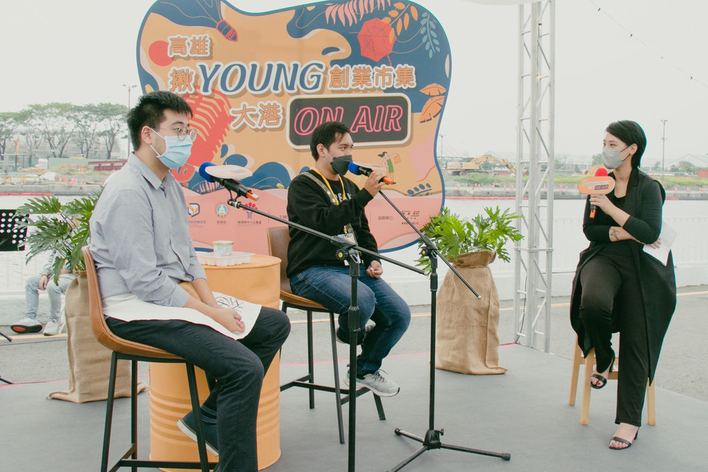 今年揪young市集以live podcast型式，邀請創業家分享心路歷程與品牌特色。圖左為愛莉兒食品生技有限公司黃品翰，圖中為和木相處有限公司陳大豪。