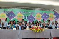 高雄高工、高科大與光寶科技合作產學攜手專班(前排由左至右-高雄高工楊狄龍校長、高科大楊慶煜校長、光寶科技王明仁總經理、高市府蔡柏英副秘書長、高雄市教育局局長王進焱)