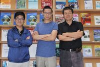 高科大電腦與通訊工程系學生林芳辰、蘇柏睿與該系郝敏忠教授合影(由左向右)