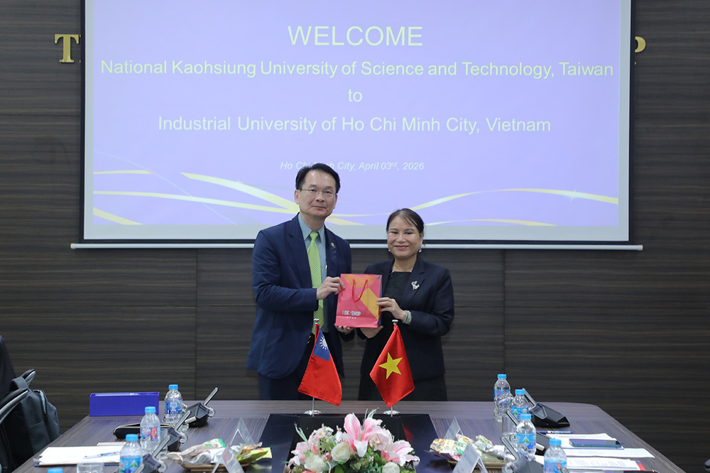 高科大校長吳忠信（左）致贈紀念禮品予胡志明工業大學副校長，象徵雙方深化交流與友好合作關係。