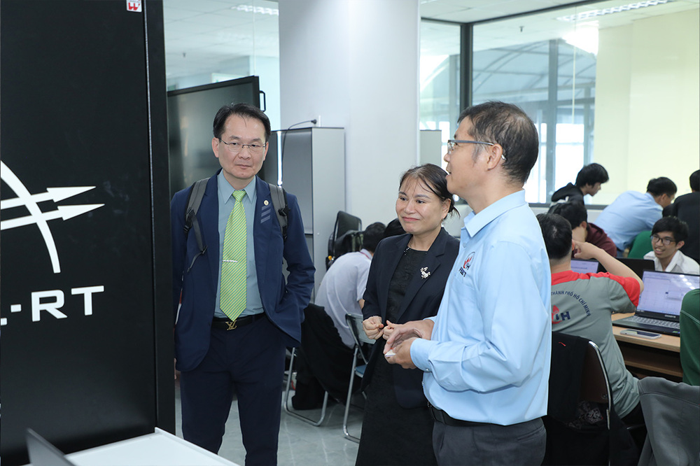高科大訪問團參訪胡志明工業大學電子、電機、機械與化工等重點系所與實驗室，深入了解教學與研究環境。