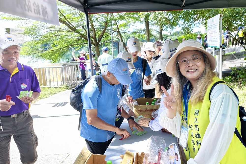 高科大教師節感恩千人健走活動現場熱鬧溫馨，師生校友攜家帶眷參與健走、闖關及摸彩，共度充滿健康與感恩的教師節。