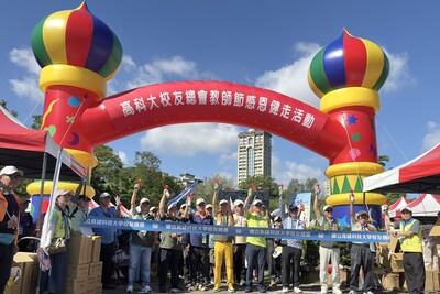 高科大校長吳忠信(右5)與校友總會朱溥霖總會長(右6)與師生校友一同健走,以實際行動響應健康生活,共同傳遞敬師感恩之情。