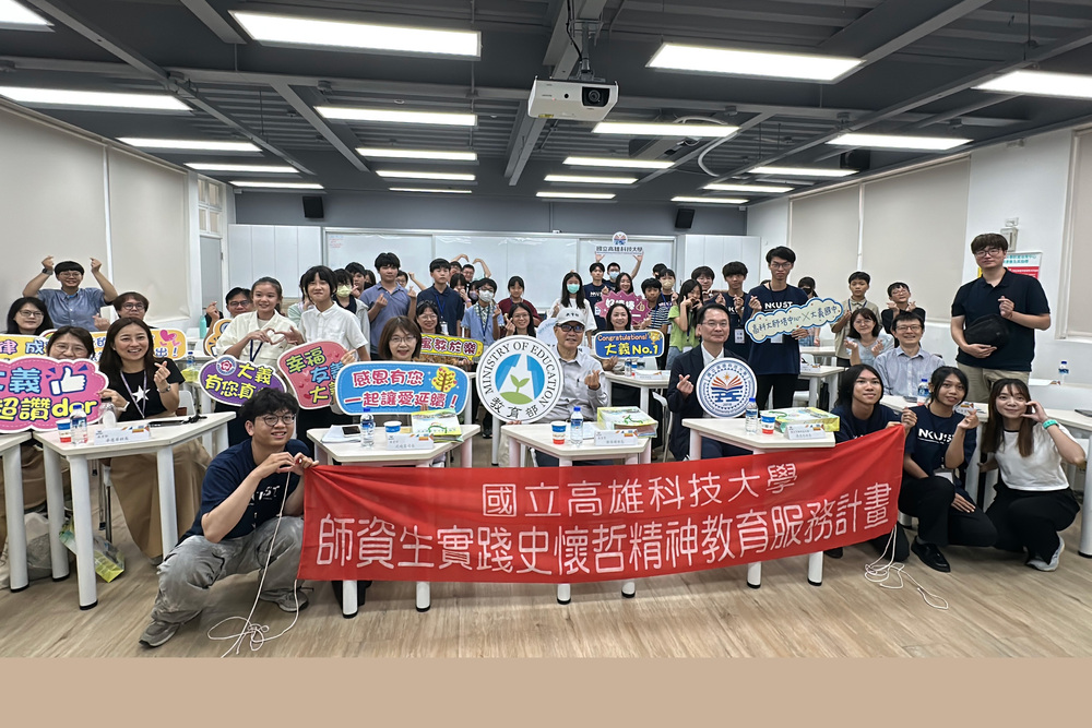 成果發表會後集體合影-左起教育部倪科員、卓意屏科長、武曉霞司長、鄭英耀部長、吳忠信校長、黃子維專門委員、呂科員