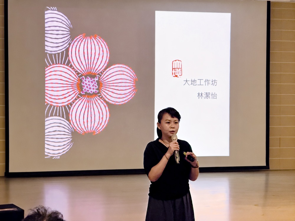 纖維染織工藝家林潔怡於導覽活動分享天然染織的創作理念與技法，帶領師生認識植物染、藍染及生態移印染的特色。