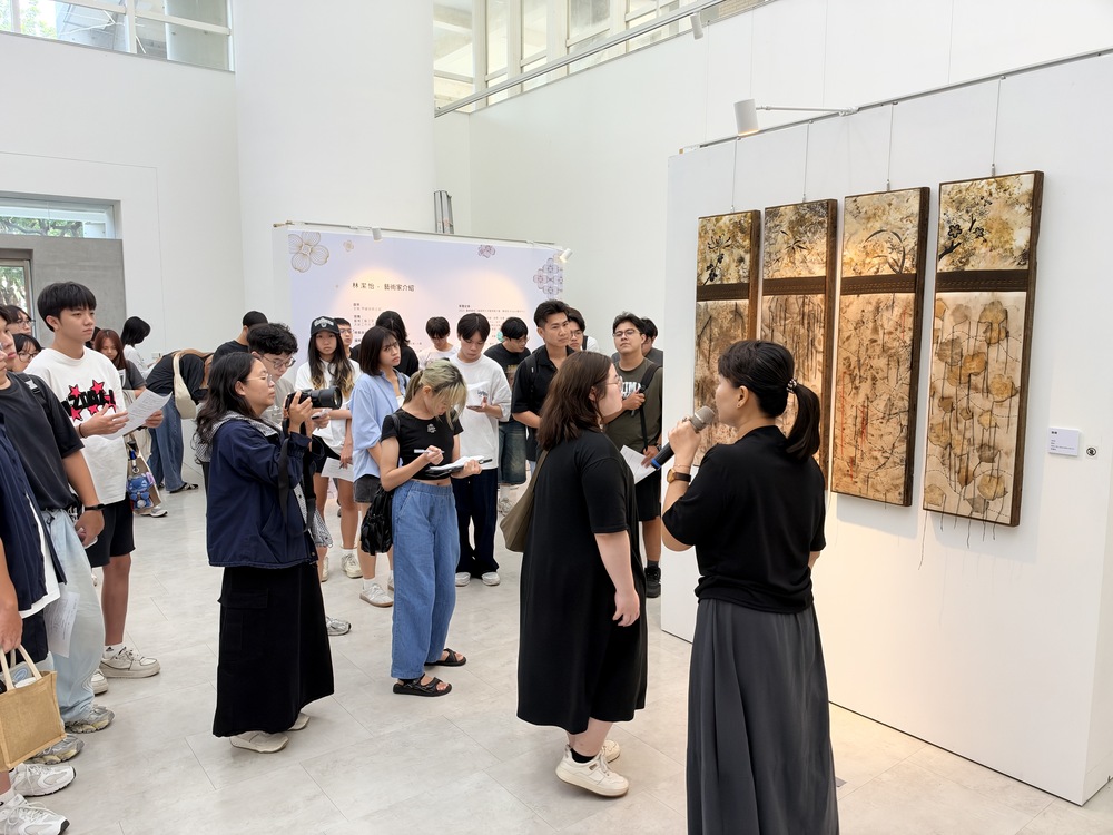 林潔怡帶領師生走進展場，從作品的色彩、植物紋理與纖維材質，解讀天然材料如何轉化為當代藝術語彙。