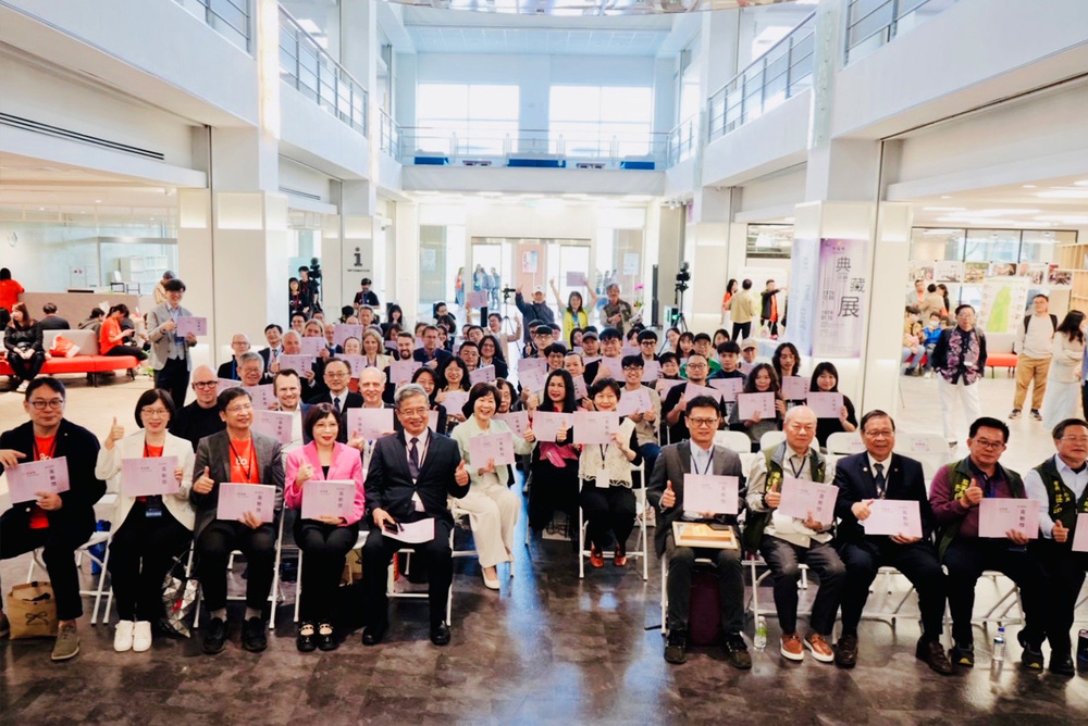 第七屆青藝獎頒獎暨開幕典禮於高科大8週年校慶同日(6日)辦理，並於第一校區圖書館二樓藝文展區展出今年典藏與入圍作品。圖為頒獎當日所有與會貴賓、師長大合照。